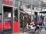 Eis essen in Hängeschaukeln (Foto: Marikka-Laila Maisel)
